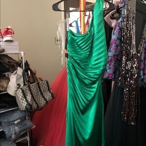 Vibrant Emerald One-Shoulder Dress